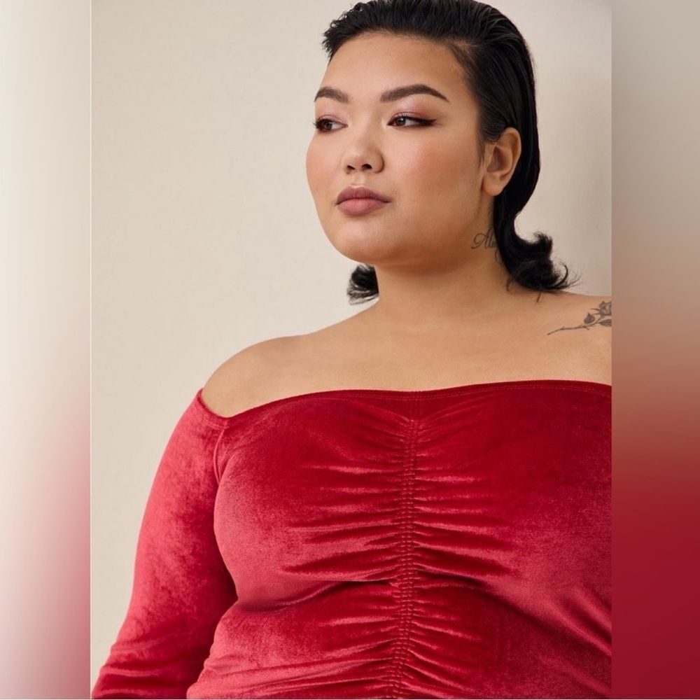 NWT Torrid Stretch Velvet Shirred Front Off-The-Shoulder Top - Red - Size 1 & 2 - Picture 2 of 14